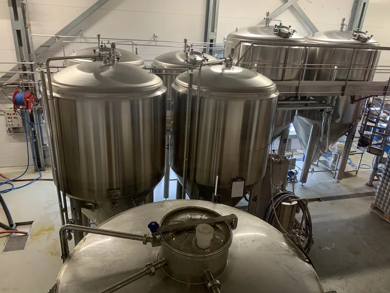 北極圏ロングイヤービエンの Svalbard Brewery 工場内部のタンク設備