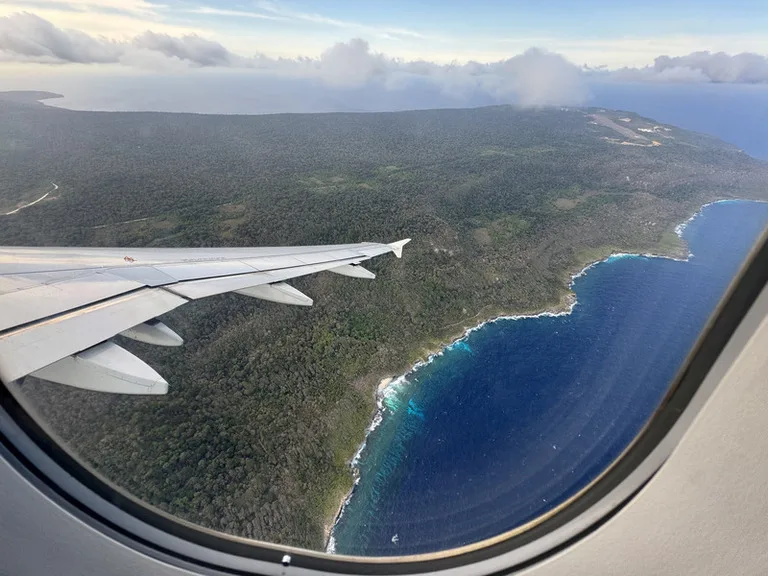 クリスマス島着陸前。飛行機から見下ろすクリスマス島の風景。