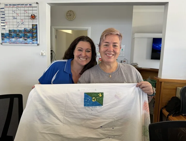 クリスマス島の旗を書いてくれたビジターセンターのお姉さん2人