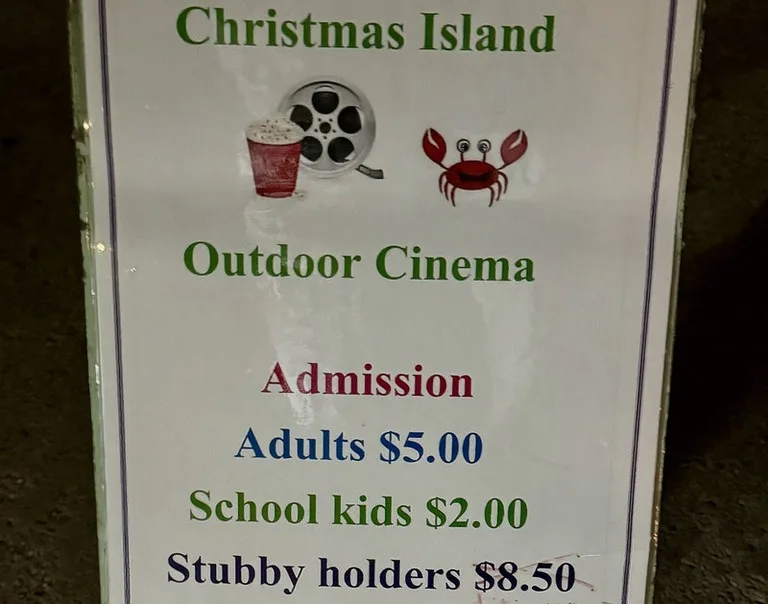 クリスマス島の野外映画館の入口に貼られた入場料が書かれたポスター