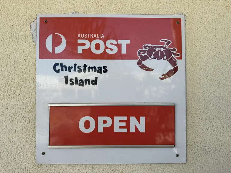 クリスマス島のカニの絵が描かれた郵便局の看板