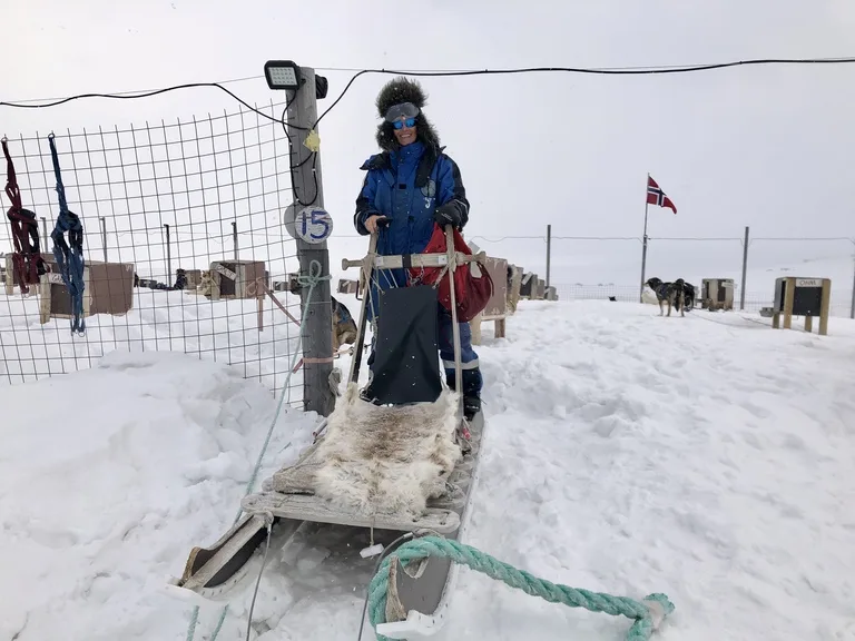 スヴァ―ルバル諸島を犬ぞりで旅する人