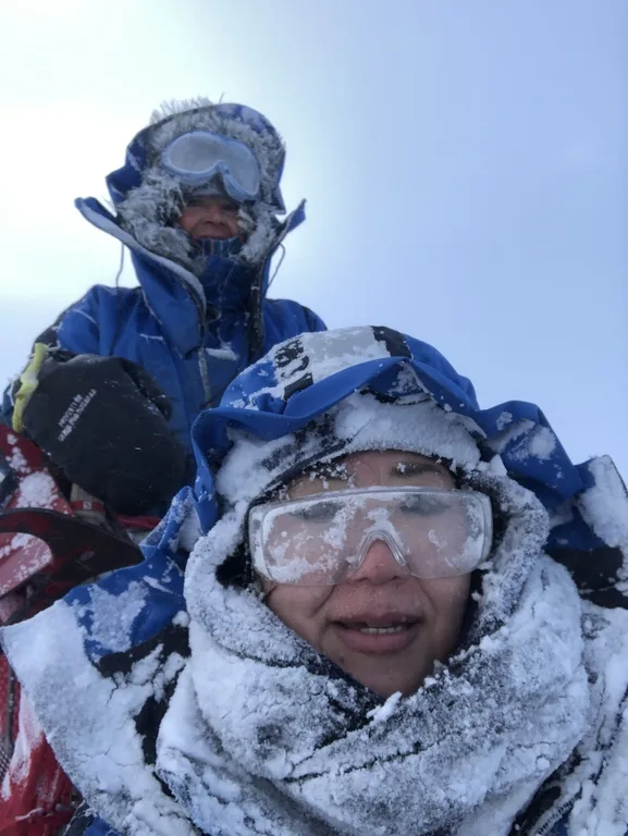スヴァ―ルバル諸島を犬ぞりで旅する人