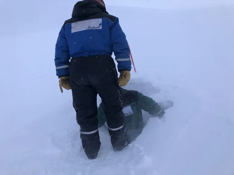 スヴァ―ルバル諸島の氷の洞窟の中を探検する人たち