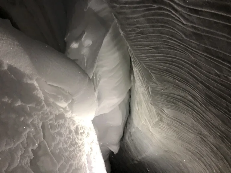 スヴァ―ルバル諸島の氷の洞窟の中の風景