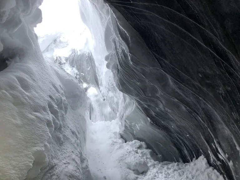 スヴァ―ルバル諸島の氷の洞窟の中の風景