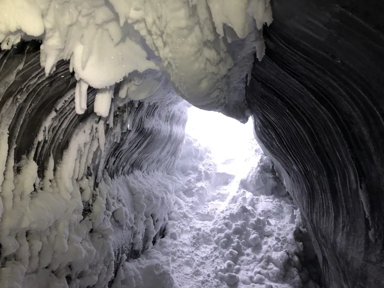 スヴァ―ルバル諸島の氷の洞窟の中の風景