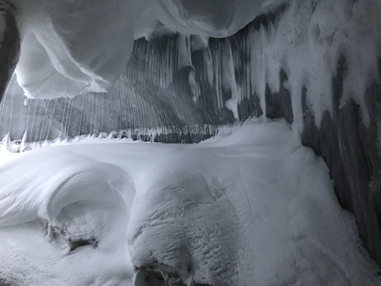 スヴァ―ルバル諸島の氷の洞窟の中の風景
