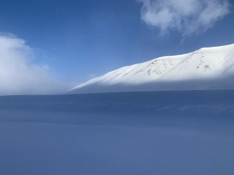 スヴァ―ルバル諸島のブルライトに染まる雪原