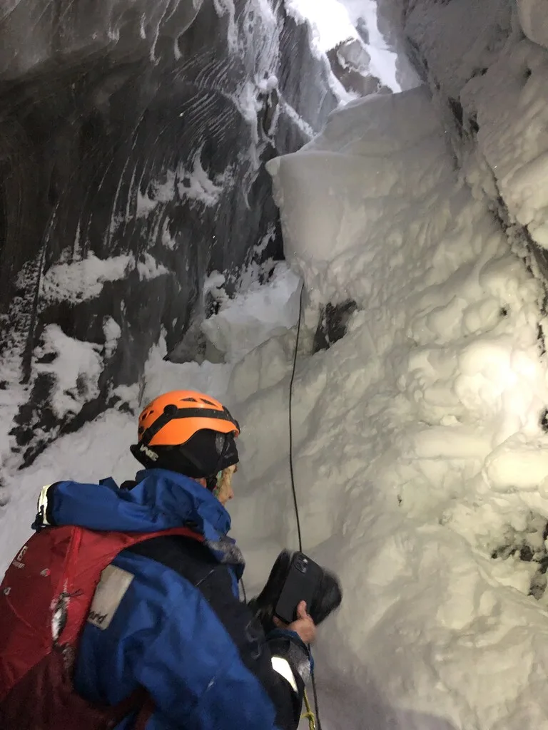 スヴァ―ルバル諸島の氷の洞窟の中を探検する人