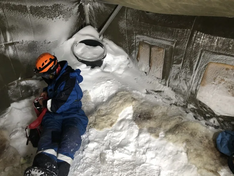 北極のキャンプでテントの中で休む人