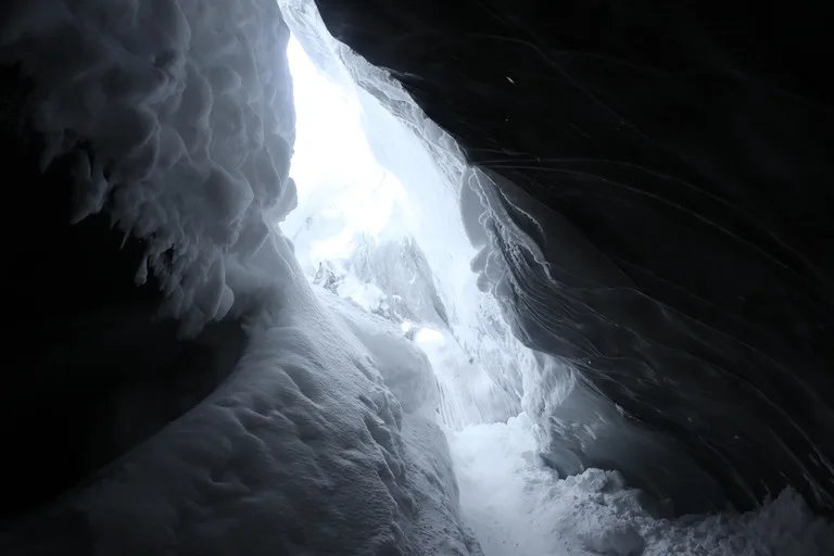 スヴァ―ルバル諸島の氷の洞窟の中の風景