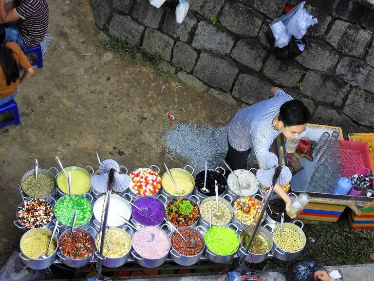 フエの夜市でスイーツを売る人