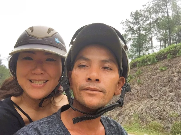 バイクに乗る二人