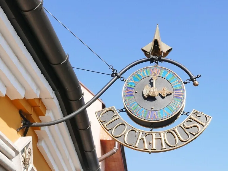 ハンガリーのセンテンドレ（Szentendre）にある時計の看板