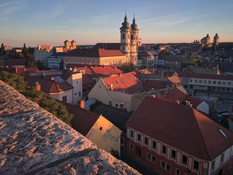 夕陽に染まるハンガリーのエゲル（Eger）の町