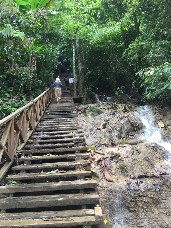 クアンシーの滝（Kuang Si Waterfall） の階段