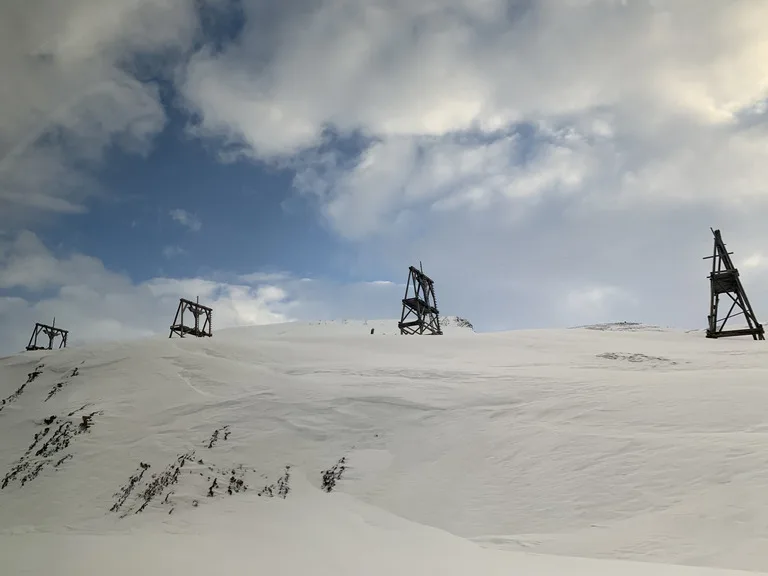 Coal Cableway Centre 旧石炭搬送ケーブルウェイの鉄骨と雪景色