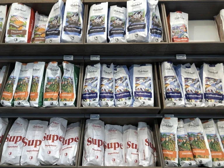 Svalbardbutikken(世界最北のスーパー)の棚に並んだ商品