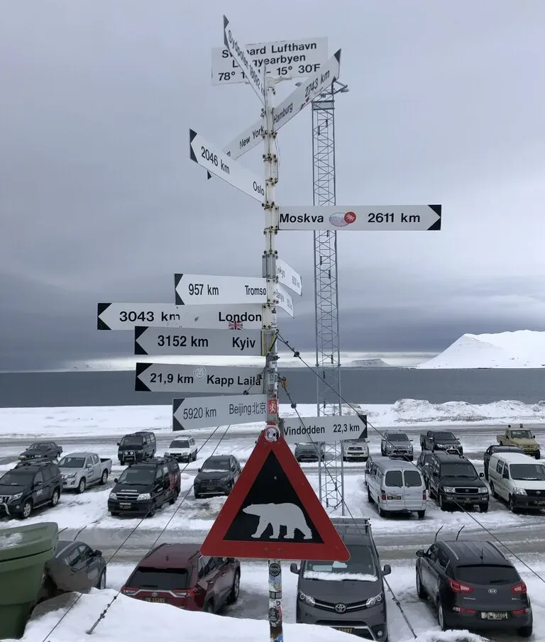 Svalbard Airport, Longyear 世界最北の空港前にある道しるべ