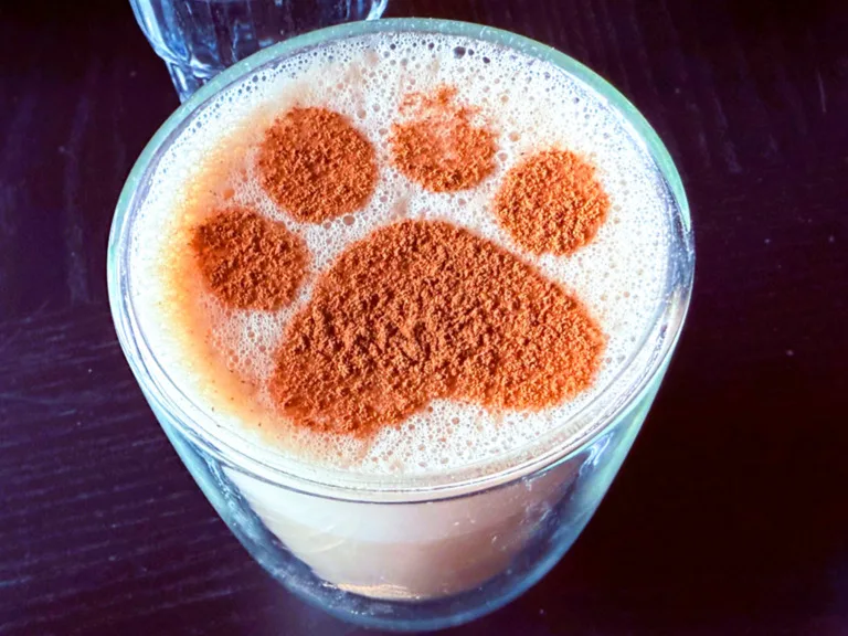 ハスキーカフェのカフェアートで犬の足跡を描いたカフェオレ