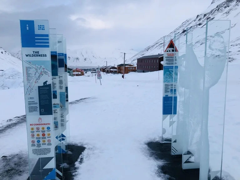 北極圏ロングイェールビーン(Longyearbyen)にある観光案内のプレート