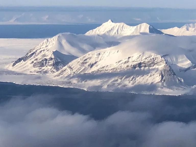 飛行機から見下ろす北極圏ロングイェールビーン(Longyearbyen)の雪山
