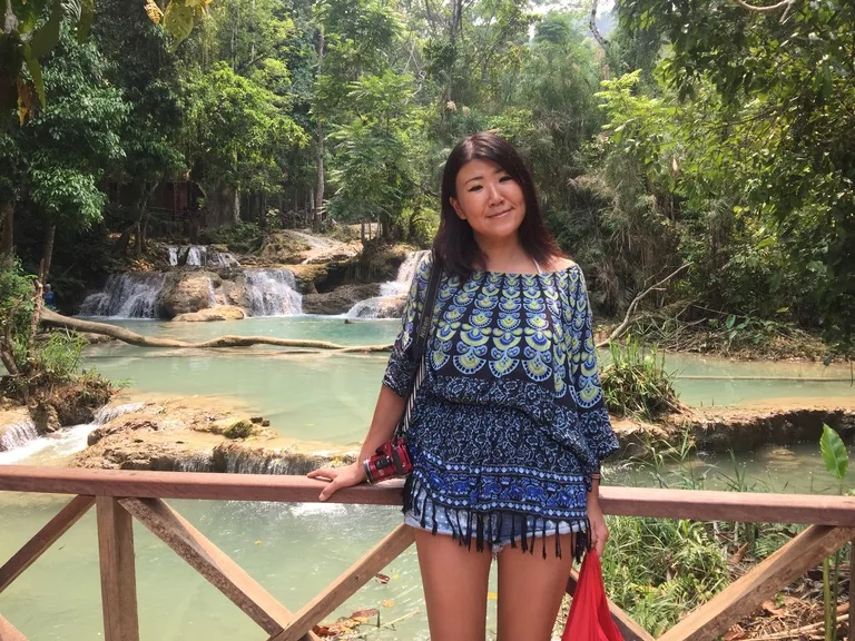 ルアンパバーンの観光名所、クアンシーの滝（Kuang Si Waterfall） で記念撮影する観光客