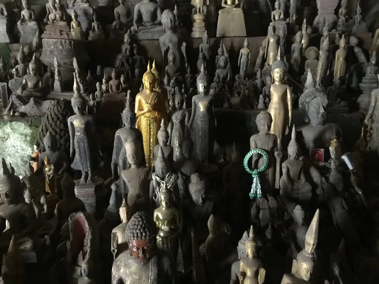 無数の仏像が並ぶパークウー洞窟(Pak Ou Caves)の入口
