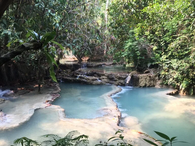 ルアンパバーンの観光名所、エメラルド色の水が流れるクアンシーの滝（Kuang Si Waterfall） の多段テラス