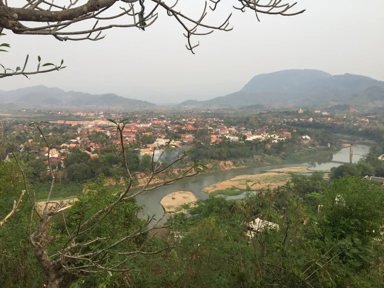 プーシーの丘(Phousi Hill)から見下ろすルアンパバーン市街の眺望