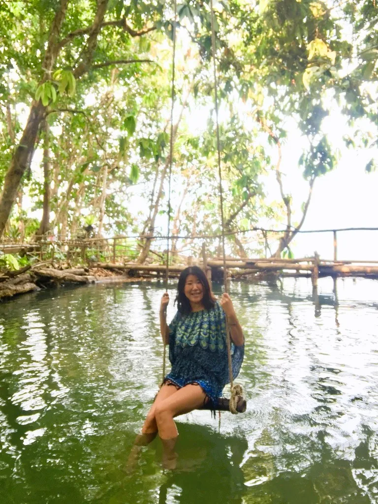 クアンシーの滝（Kuang Si Waterfall） の上流の泉にあるブランコで遊ぶ観光客