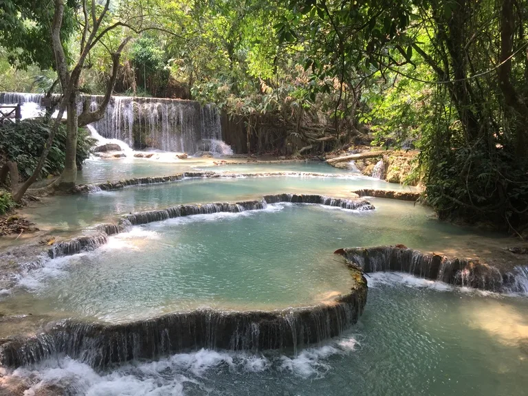 ルアンパバーンの観光名所、エメラルド色の水が流れるクアンシーの滝(Kuang Si Waterfall) の多段テラス