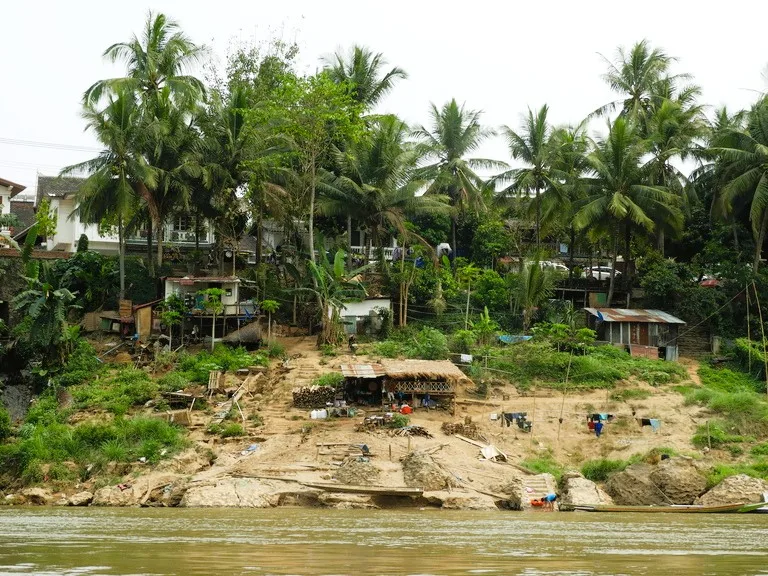 メコン川クルーズ中に見える川沿いの漁村風景