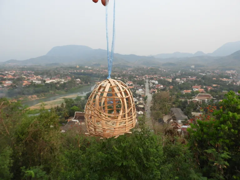 プーシーの丘(Phousi Hill)から見下ろすルアンパバーンの町と空になった鳥かご
