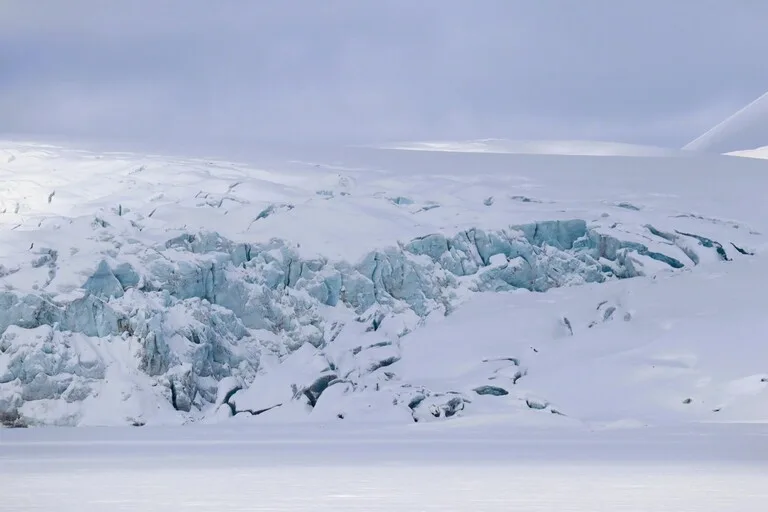 towards Esmark Glacier & Barentsburgクルーズで近づくEsmark Glacierの青い氷河 in Svalbard
