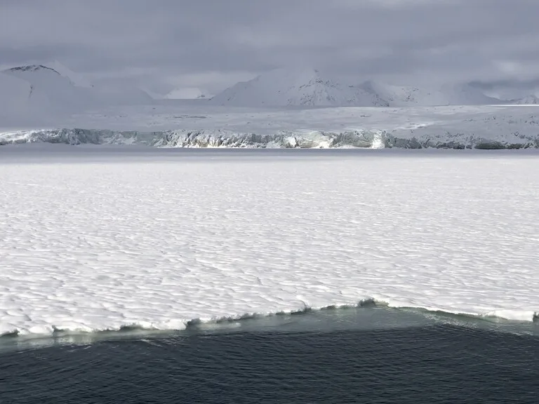 エスマルク氷河( Esmark Glacier )の青い氷壁と前面の氷片の浮かぶ海
