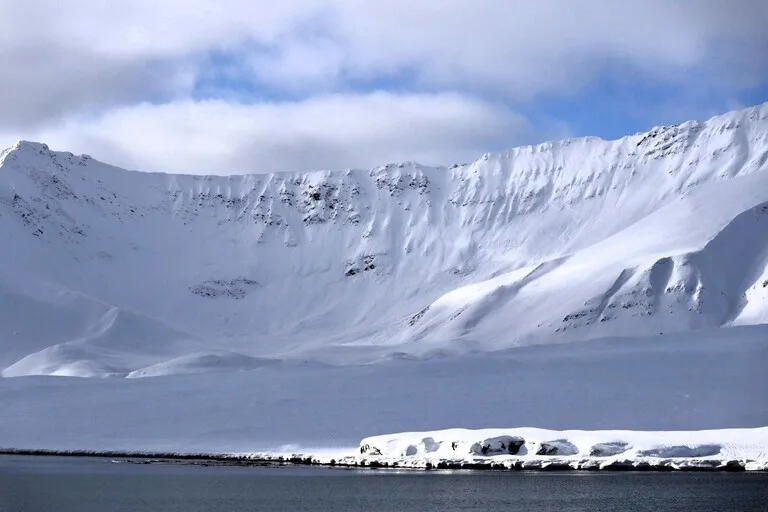 Spitsbergen島の切り立った崖と北極海をクルーズする船から見えるIsfjorden(イスフィヨルド)の氷河地形