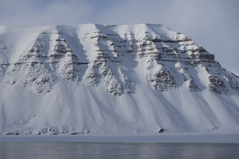 Spitsbergen島の切り立った崖とフィヨルドの氷河地形