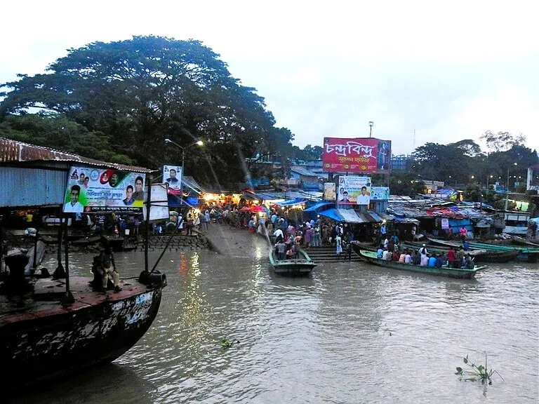 活気あふれるスワドールガート(Sadarghat Ferry Terminal)の様子