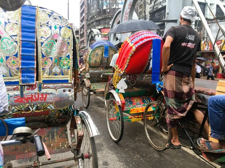 ダッカの街中の混雑の様子