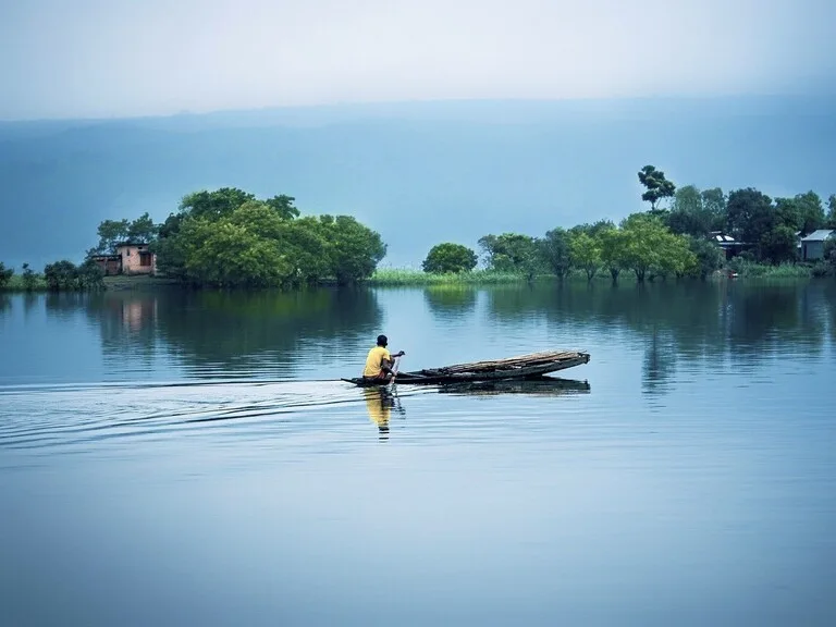 バングラデシュにあるシレットの川辺で石採りするボート