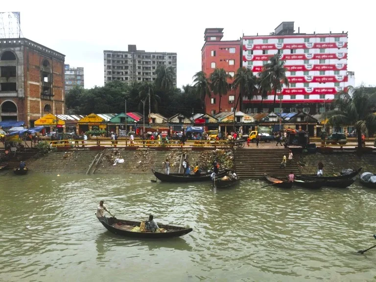 バングラデシュの首都ダッカにあるスワドールガート(Sadarghat Ferry Terminal)