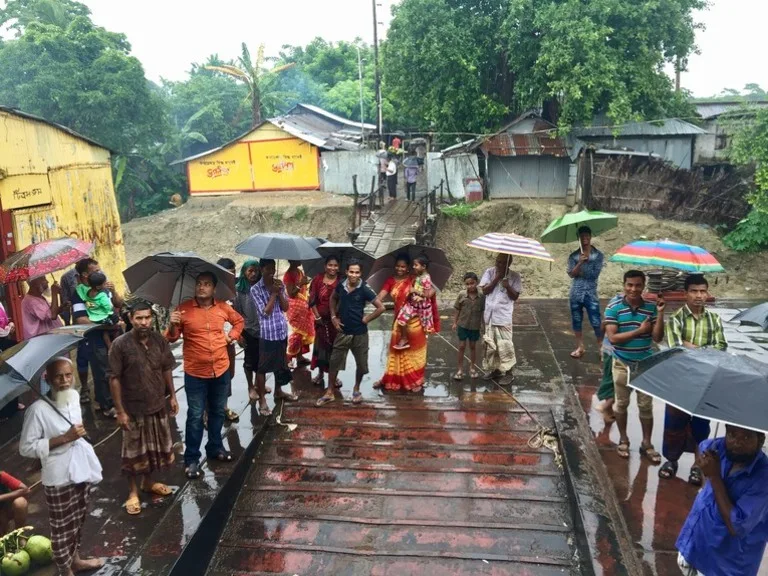 バングラデシュの外輪船「ロケット・スチーマー（Rocket Steamer）」を見送る人々