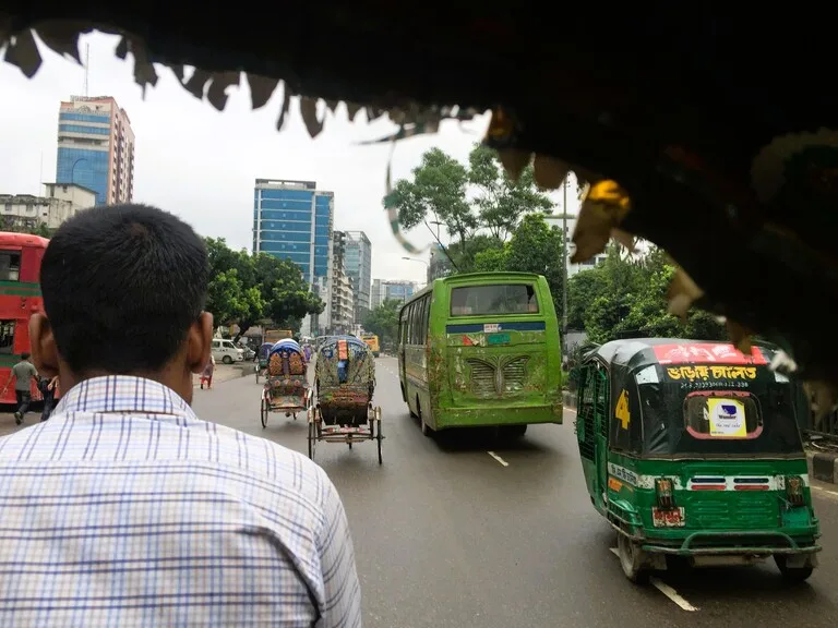 バングラデシュのダッカを走るリキシャ