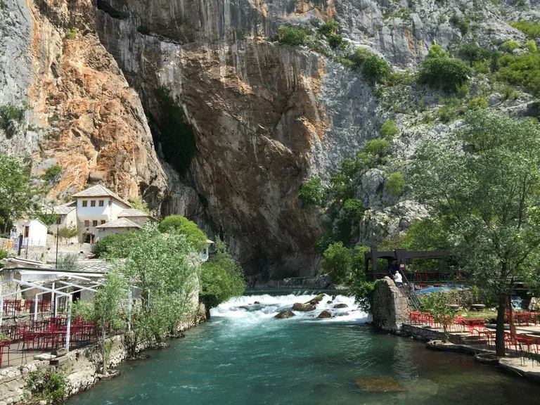 ブラガイ・テッケのそばを流れるブナ川の源流