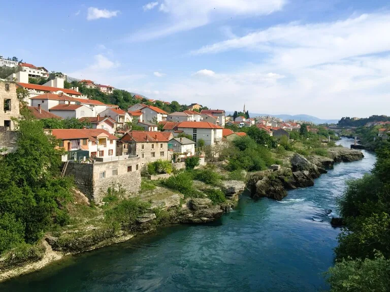 モスタルのスタリ・モストから眺めるネレトヴァ川と 街の風景