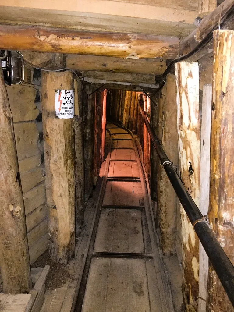 ボスニア・ヘルツェゴヴィナのサラエボ・トンネル博物館の内観、奥に続く地下トンネル