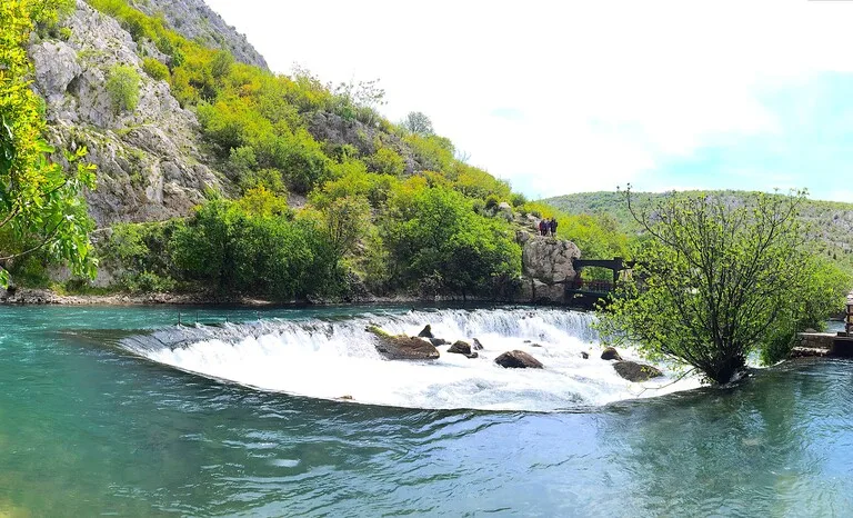ボスニアのブラガイ、テケ修道院前のブナ川の景色