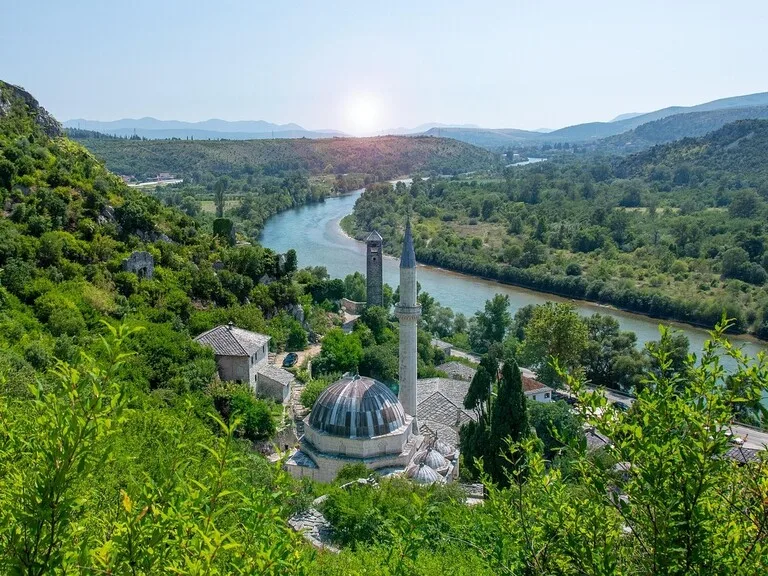 ボスニア・ヘルツェゴヴィナのポチテリ村にあるモスクからネレトバ川を見下ろす風景